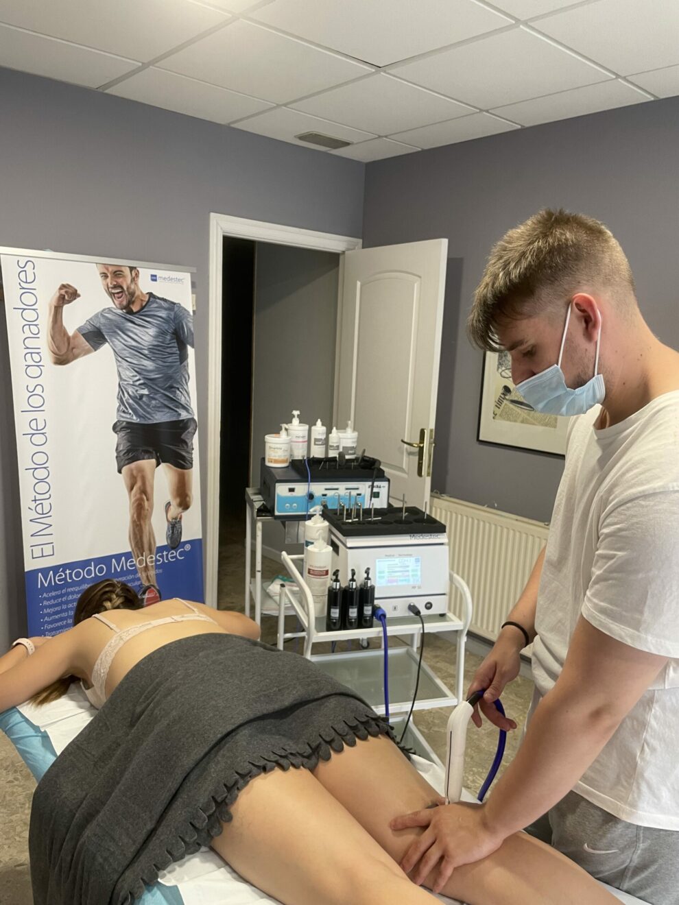 Guillermo Blasco tratando lesiones de espalda y lumbares de una clienta