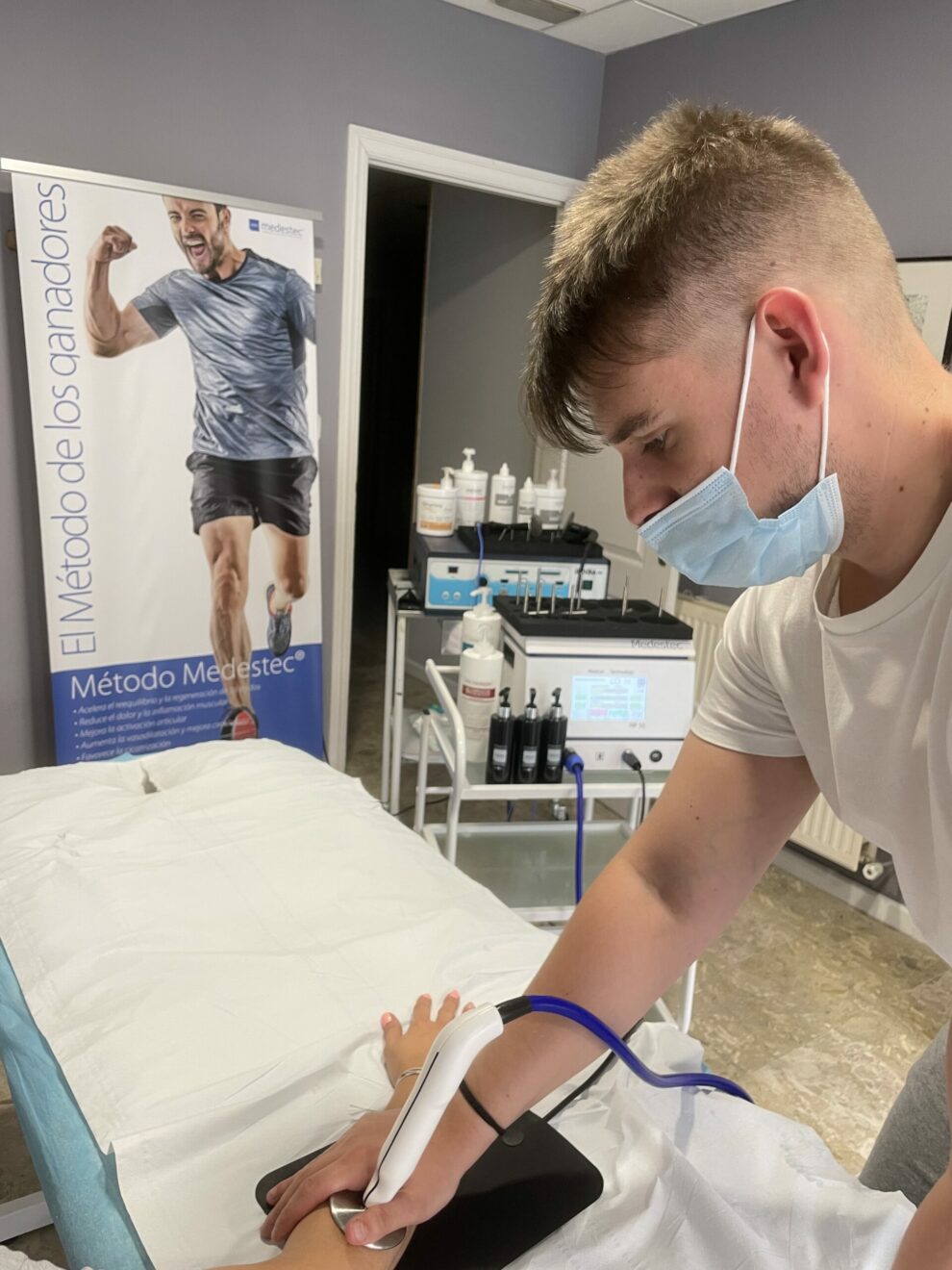 Guillermo Blasco tratando lesiones de brazo