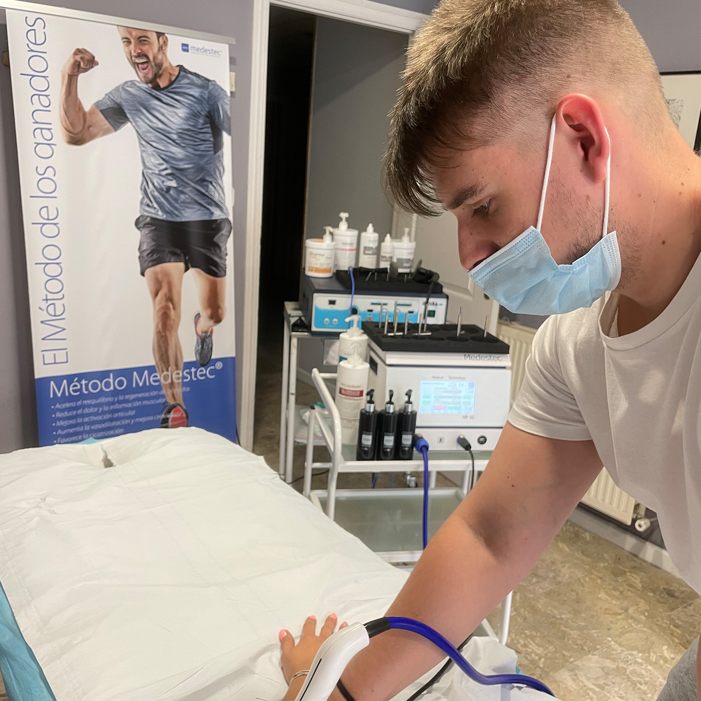 Guillermo Blasco tratando lesiones de brazo